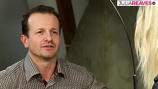 Seksi sarışın büyük bir yarağı emiyor ve sonra ağzına boşaltıyor