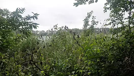 Azgın amatör genç kız açık havada seksi seviyor