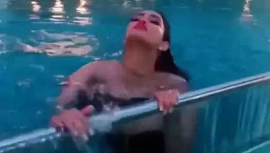 Yüzme havuzunda dövme kız