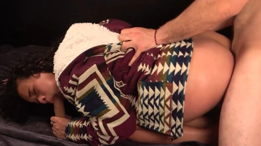 Kolombiyalı çift dildo emiyorken tutkulu sikiliyor