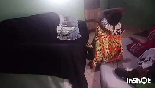 Yabancı bir kız bana seks teklif etmeye geldiğinde evde yalnızdım