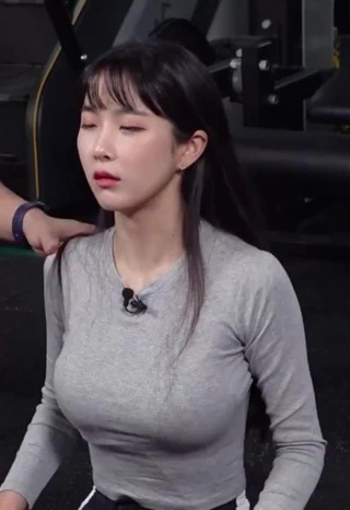 Hyunyoung'un şımarık eğlence çantalarına odaklanın