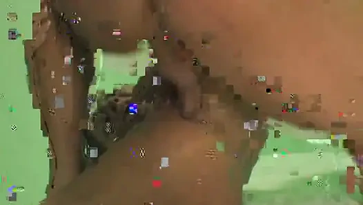 Harika memeli seksi sarışın sürtük yarak emiyor ve yeşillik içinde bir yarağa biniyor