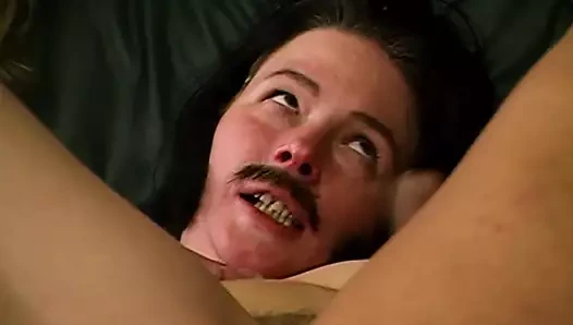 Almanya'dan iki harika görünümlü civciv dolu bir penisi paylaşıyor