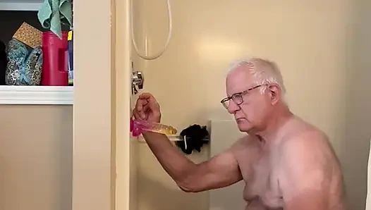 Baba lezzetli sidik kaplı dildosunu seviyor