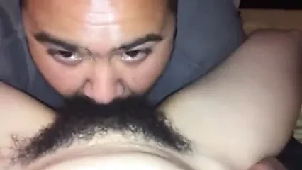 Bıyıklı adam
