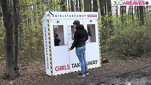 Sarışın vahşi doğada sert bir sikiş için eğiliyor