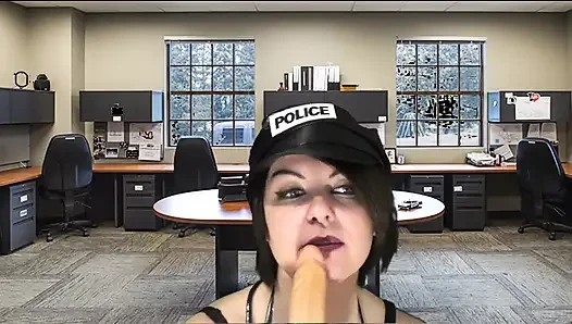 Polis memuru tutuklanan yarağı emiyor