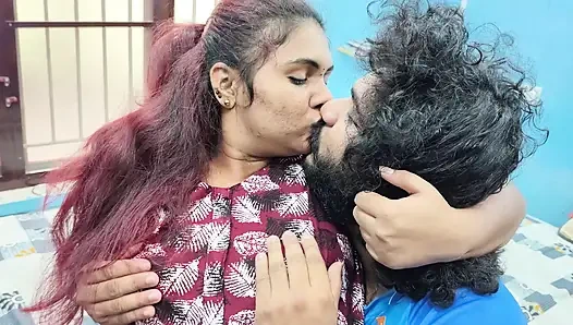 Ateşli çiftin romantik öpücüğü