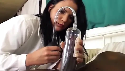 Azgın hemşire yeni hasta tarafından anal sikiliyor.