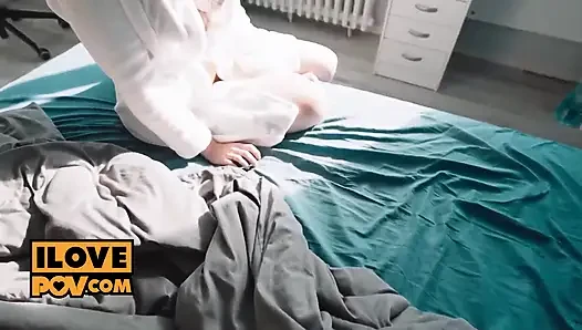 İri göğüslü yaraklı fahişe kediyi öpüyor ve ayakla bakış açısıyla seni sikiyor