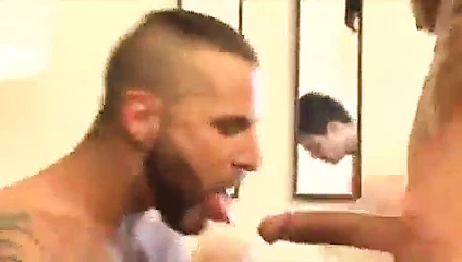 Se corre en su barba y luego se la chupa