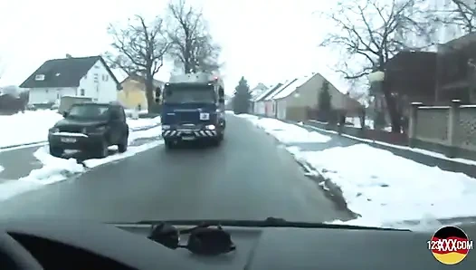 Kız minibüste ateşli bir eylem için alınıyor