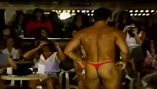 90'ların striptiz şovunda striptizci norby