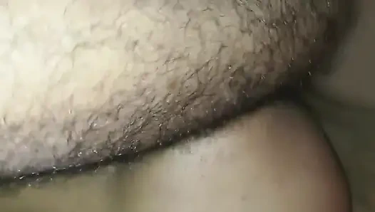 Ateşli Hintli evli kadın kocasının en iyi arkadaşı tarafından sikiliyor