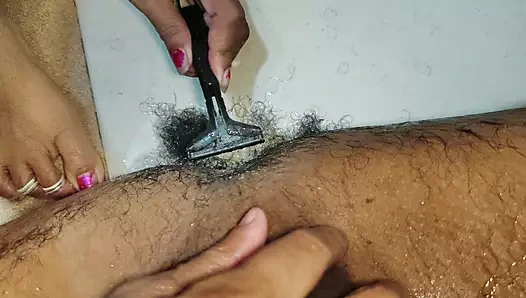 Bugün ilk kez yenge penisimin kıllarını tıraş etti ve bana mastürbasyon yapıyor