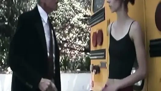 Sıska olgun hatun açık havada parmaklanıyor ve sert sikiliyor