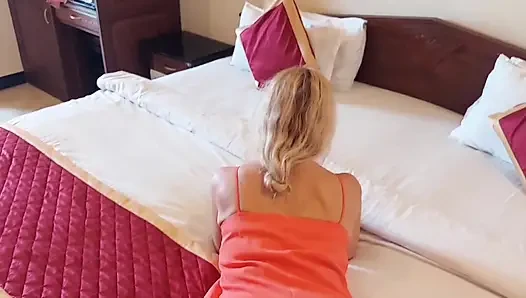 Olgun sarışın eş gününün tadını çıkarıyor