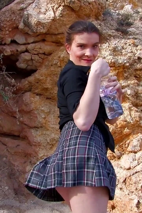 Millie Espiegle götünü sikmeyi seviyor