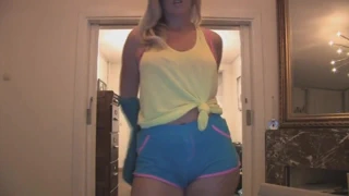 Beyaz kız twerk yapıyor ve sonra soyuluyor