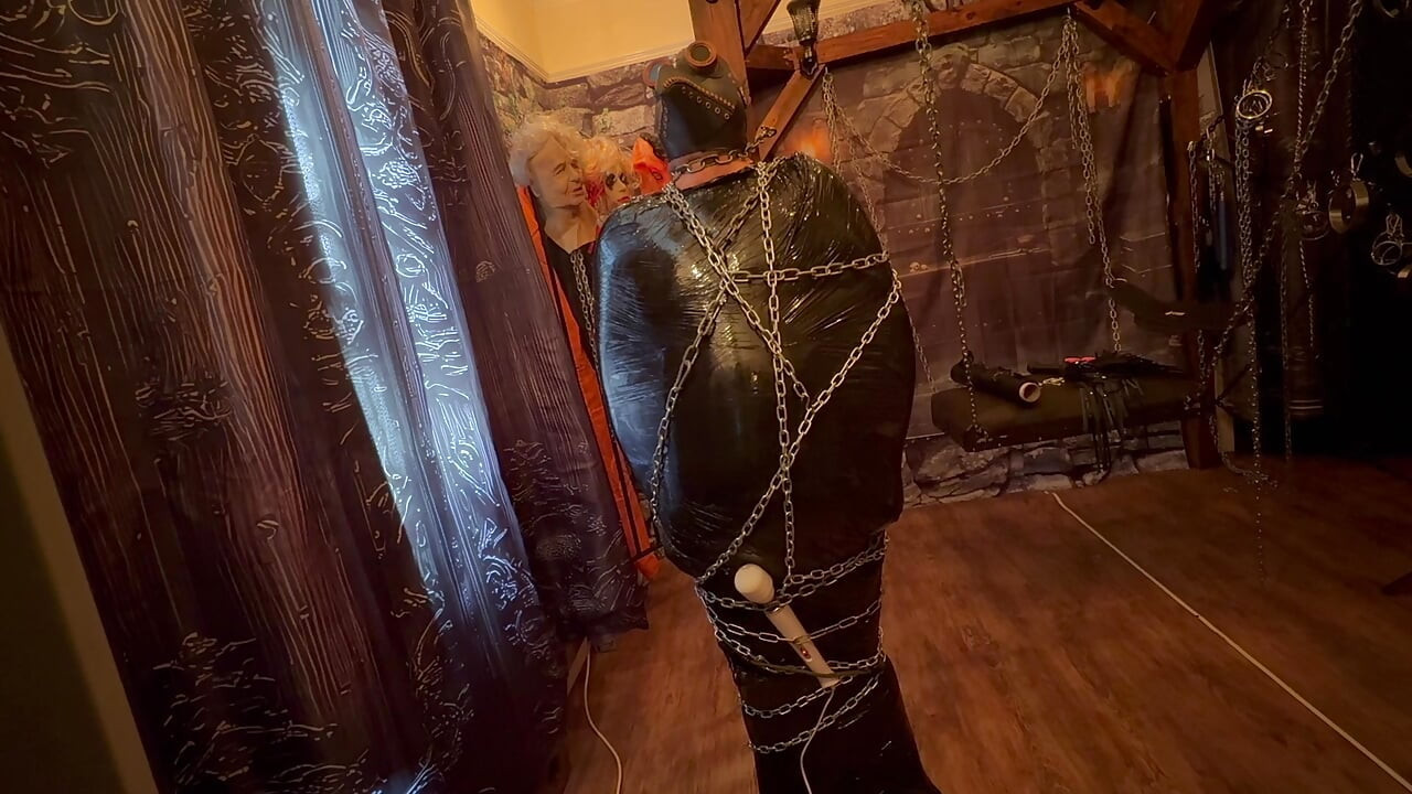 Bölüm 1 :- Domina Satana ve Bag Man paletler sargı ve zincirler.