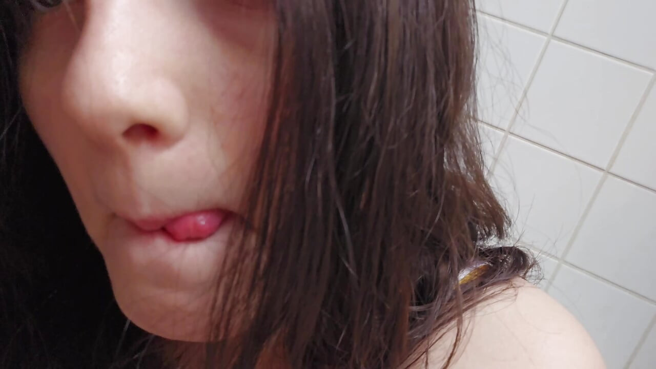 Sekreter patronu gelmeden önce ofiste porno izlerken eğleniyor