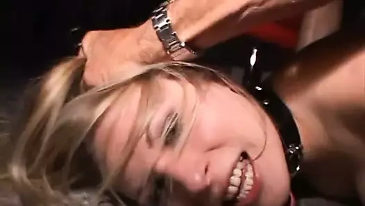 Ağzında fetiş oyuncağı olan sarışın şeftalili kız esmer kasabaya gönderildi