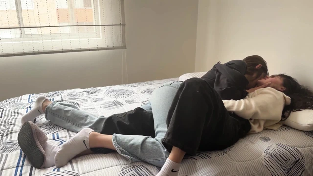 Birbirimize sürtünüyoruz