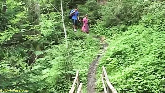 Tatlı Alman genç kız açık havada sikiliyor
