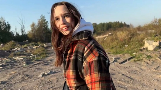 James ve Sofia striptizli elle tokat oyununa katılıyor