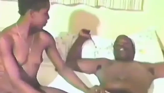 Amatör zenci çift emiyor ve sikişiyor