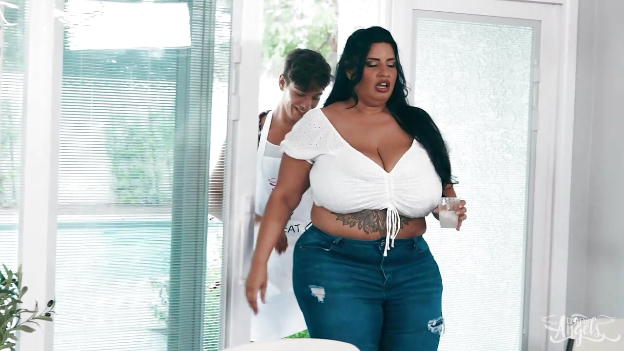 Trans melekler - büyük memeli Sofia Rose vahşi meme oyunu ve Jade Venus ile sert seks ile erkeğine geri dönüyor