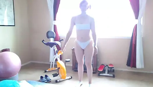 Aurora Willows - beyaz bikinili bisiklet yolculuğu