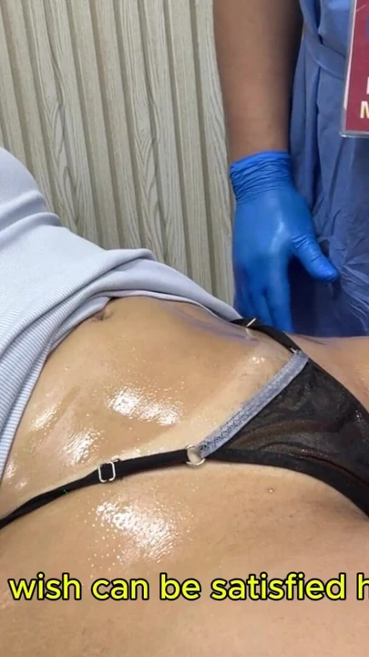 Doktor, inceleme böyle mi çok zengin amcığıma dokunuyor | Klip 1