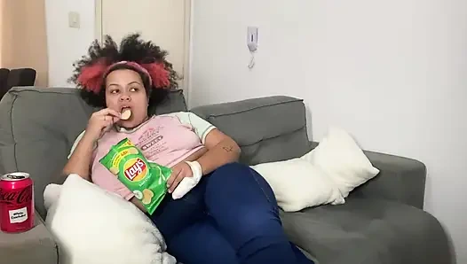 Ben televizyon izlerken osuruyor ve geğiriyorum