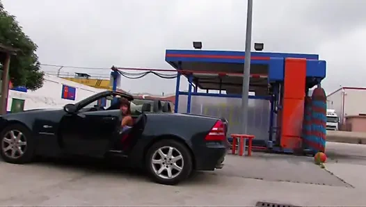 Zengin aptal kızın arazisinde araba sorunu var ve kaputta kaltak gibi sikiliyor