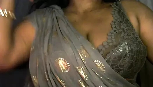 Yengenin göğüsleri meme ucunu çimdikliyor ve ovuyor ve sonra sutyenini açıyor büyük göğüslerini gösteriyor.