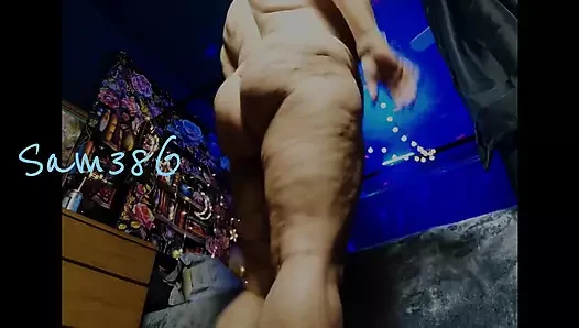 Sam38g'nin iri güzel kadının vücudunu losyonlıyor