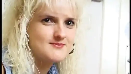 Sarışın Alman orta yaşlı seksi kadın tek başına iş yapıyor