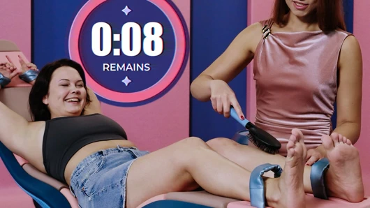 Kalın büyük memeli Alice Peachy gıdıklama düellosu - sfw aşırı ayaklar ve vücut sabina ile gıdıklıyor