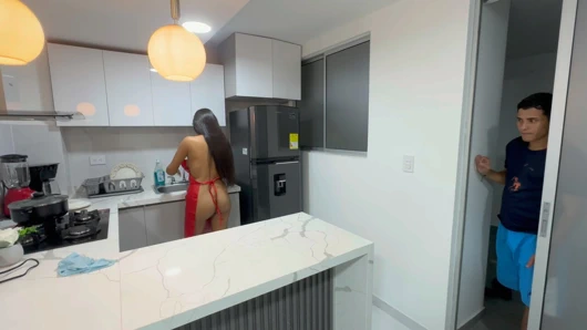 Üvey kız kardeşime evde çıplak olduğu için çok sert seks yapıyorum.