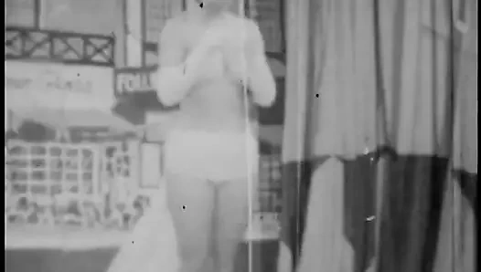 Ateşli klasik orta yaşlı seksi kadınlar şehvetli soyunuyor