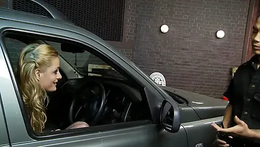 Sapık orta yaşlı seksi kadın sikişten sonra azgın polisin dölünü yiyor