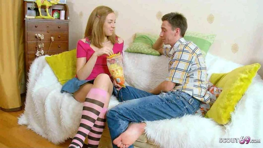 Sınıf arkadaşı, anne uzaktayken bakire genç için defloration seks baştan çıkarır