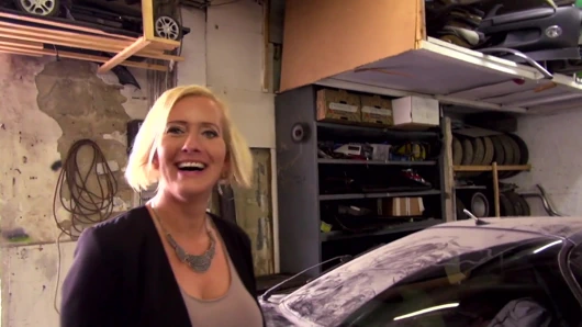 Büyük memeli sarışın orta yaşlı seksi kadın için arabada seksten sonra yüze boşalma