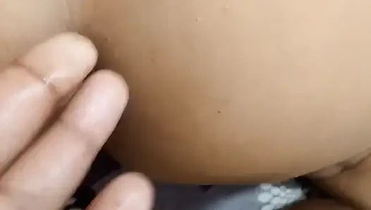Güzel uzun saçlı esmer genç kız rol oyunu sert anal sikişe yol açıyor