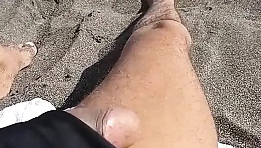 Herkesin görmesi için çıplak plajda mastürbasyon