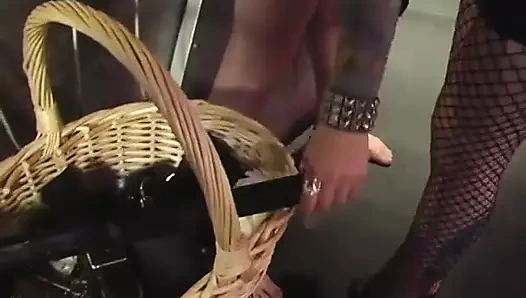 Kadın St. Andrews cross'ta itaatkar adamı cezalandırıyor