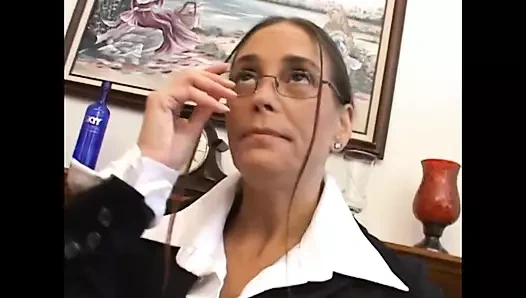 Gözlüklü orta yaşlı seksi kadın çok ateşli sakso çekiyor ve sikişiyor cilt 3