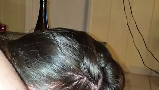 Bir gerçek amatör ev hanımı derin boğaz büyük beyaz horoz